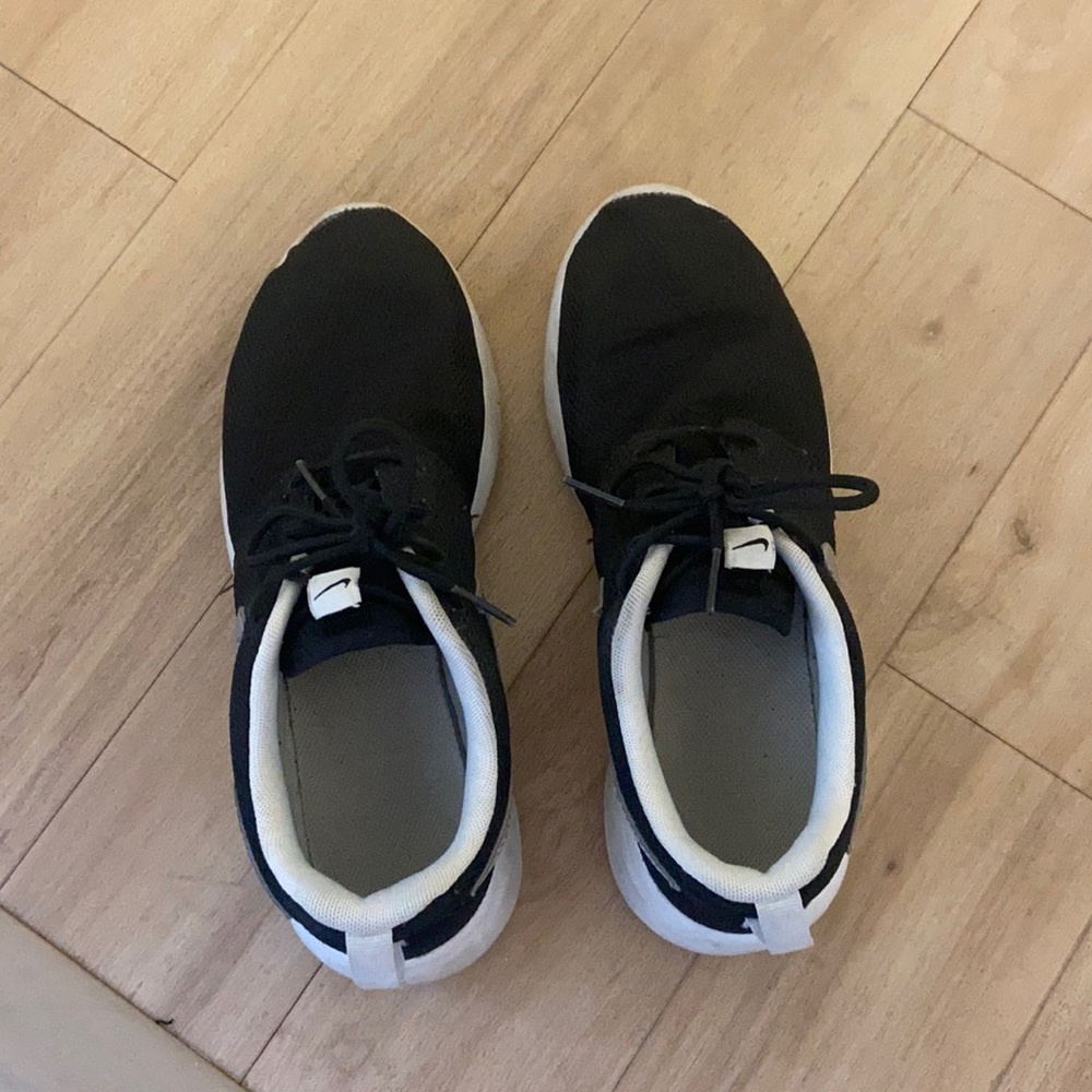 Black Nike roshes